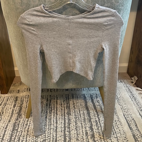 PrettyLittleThing Gray Ribbed Crop Top - Picture 2 of 4